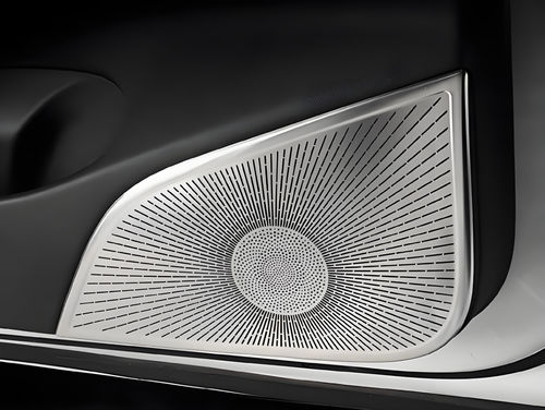 Blog perusahaan terbaru tentang Etching Presisi untuk Grilles Speaker Otomotif: Meningkatkan Kinerja dan Estetika